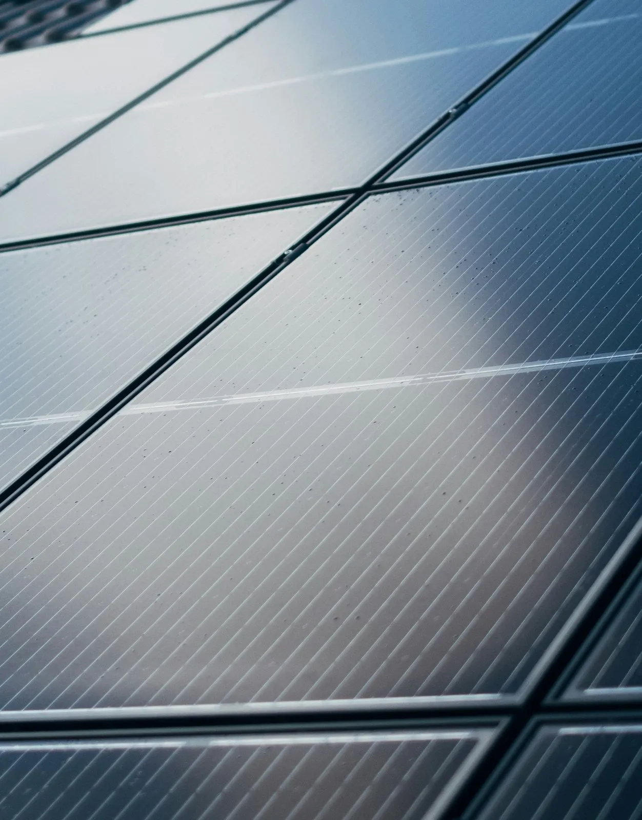 Detalhe de painéis solares fotovoltaicos com reflexo da luz do sol